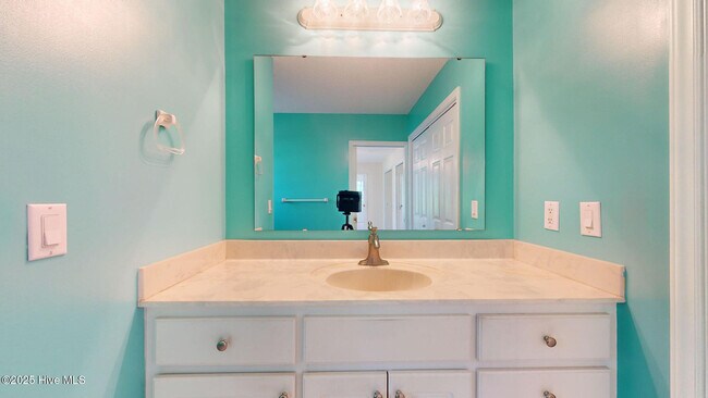 Building Photo - 2039 Royal Pines Dr