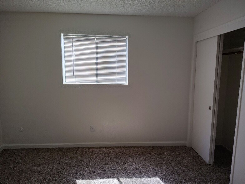 Building Photo - 2401 Christmas Tree Ln