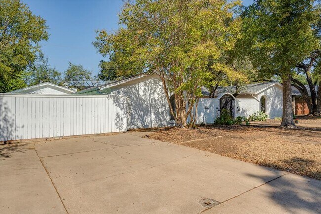 Building Photo - 4202 N Hills Dr