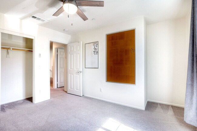 Building Photo - Fallbrook Two Weeks FREE Beautiful Horse Creek Ridge Spacious 3 Bed / 2.5 Bath Home with Solar