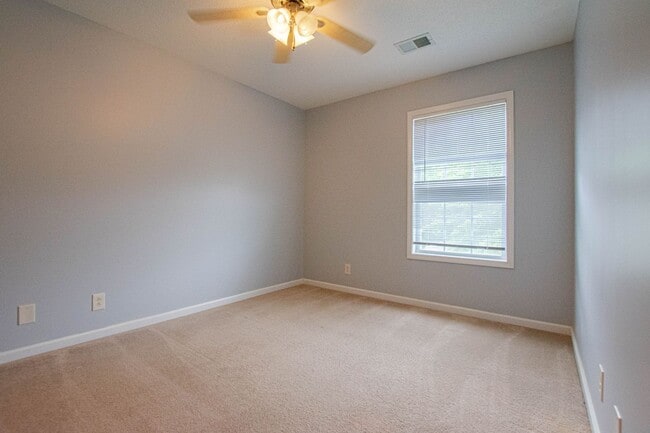 Building Photo - Pet Friendly Three Bedroom!