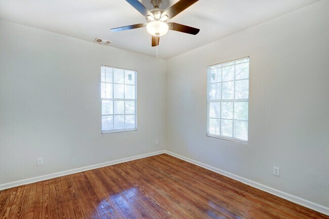 Building Photo - Single family house - within walking dista...