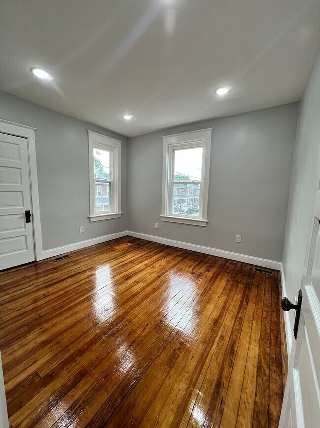 Building Photo - 31 N Poplar St