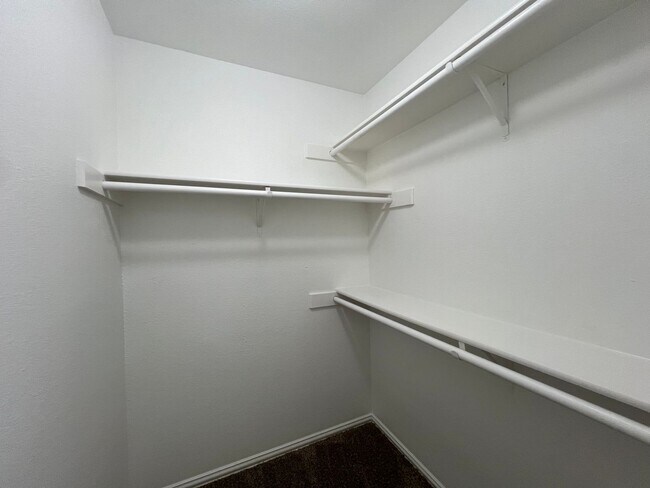 Building Photo - Oakwood521 Units A/B