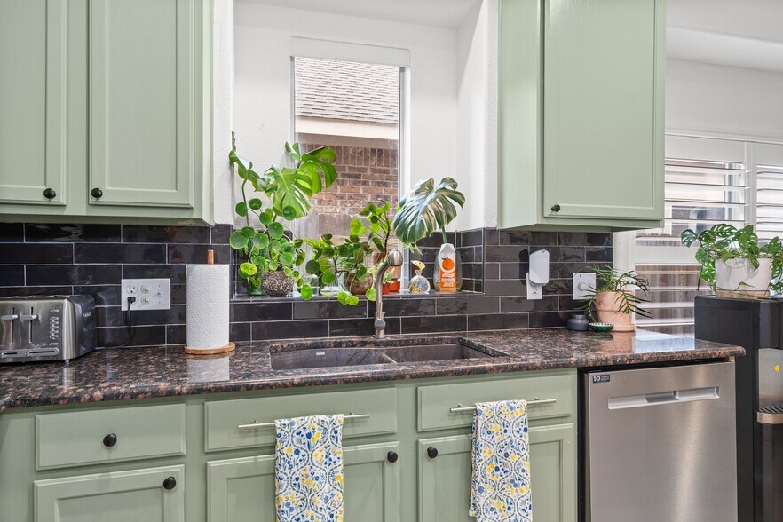 Building Photo - 13917 Fallsprings Way