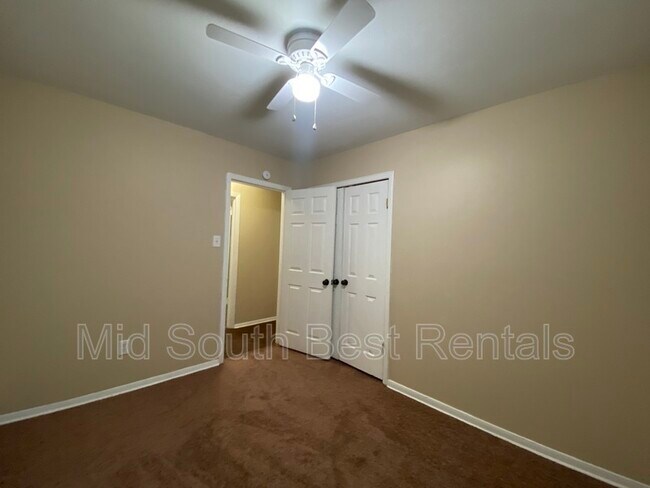 Building Photo - 3988 Oakshire St