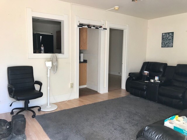 Living - 1118 E 1st St