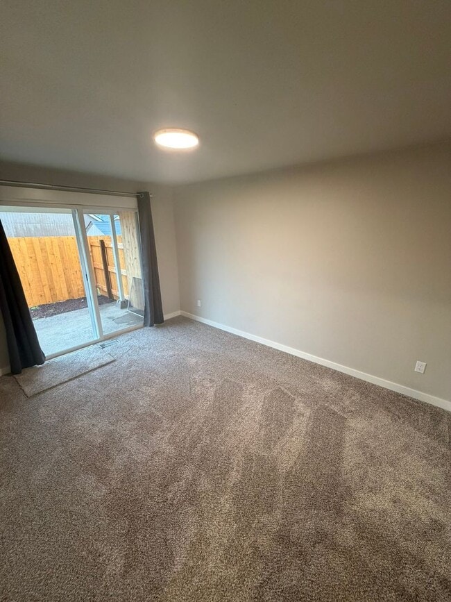 Building Photo - Newly Remodeled 2 Bedroom!