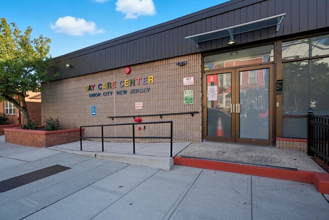 Building Photo - 222 47th St