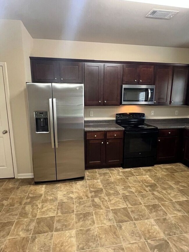 Building Photo - Beautiful 3-Bedroom, 2.5-Bath Home in Established Community!