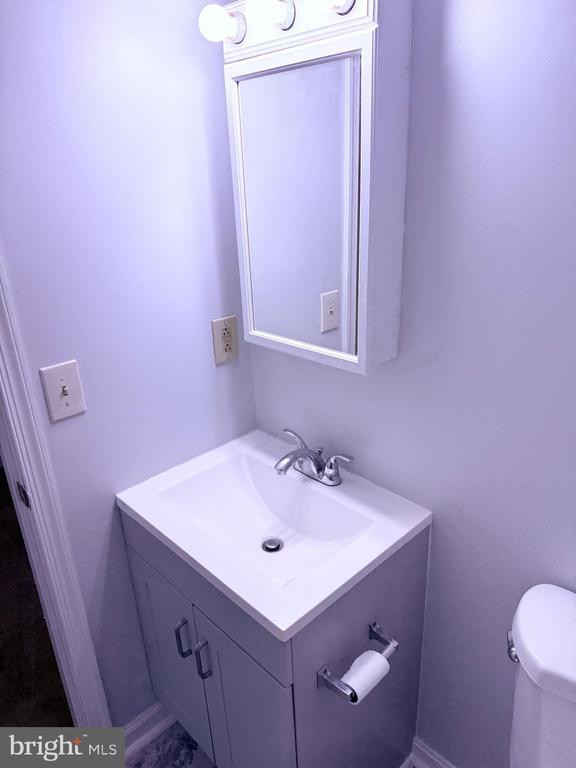 Building Photo - 8625 Point of Woods Dr