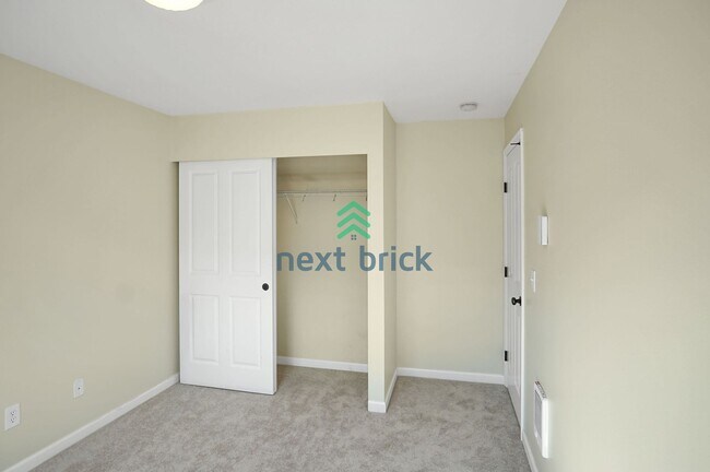 Building Photo - 4 Bed and 2.5 Bath Beautiful Condo is Avai...
