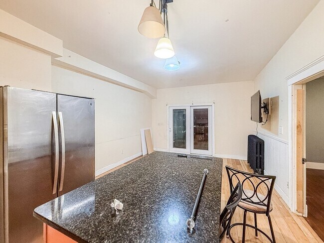 Building Photo - 120 Gladstone St