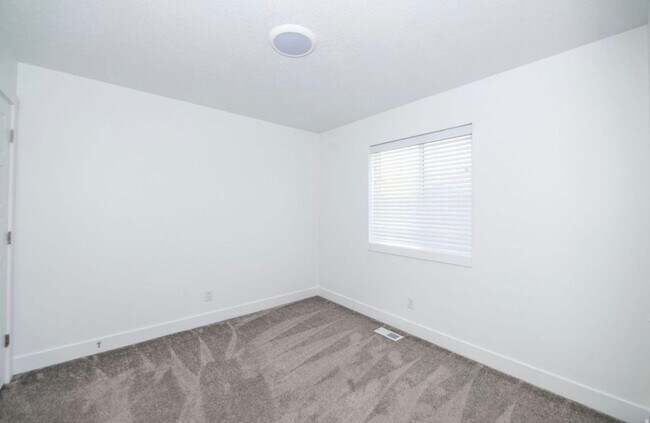Building Photo - 46 W 460 N