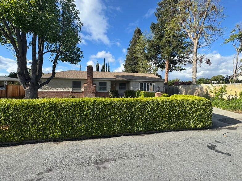 Front - 3185 Oriole Dr