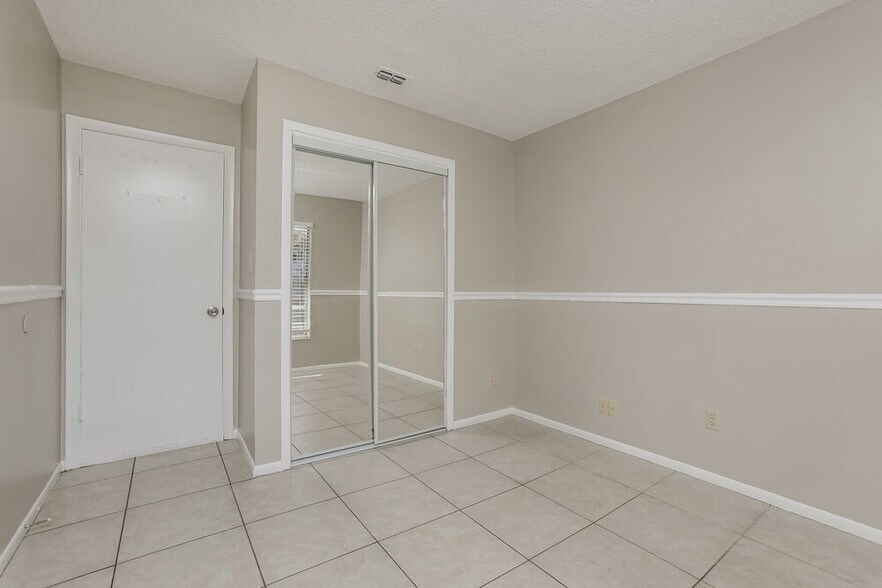 Building Photo - 1448 La Paloma Cir