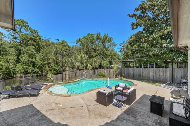 Building Photo - 13847 Pkwy Manor Dr