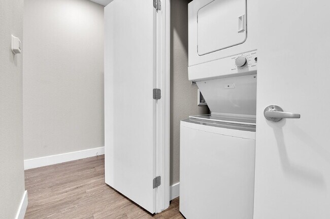 Building Photo - $1,695 - 1 Bed, 1 Bath Condo with In Unit Laundry in Secured Building!