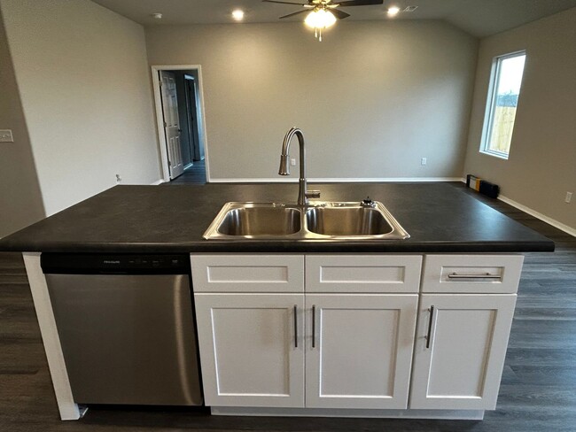 Building Photo - Brand Sparkling New 3 bedroom 2 bathroom h...