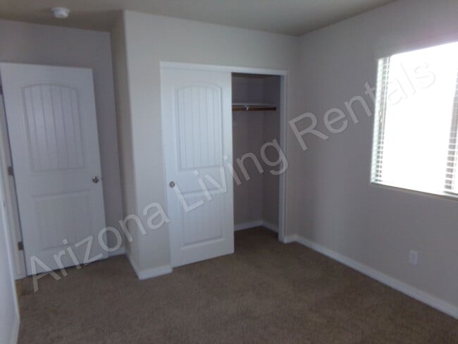 Building Photo - SUPER CLEAN 4 BEDROOM HOME