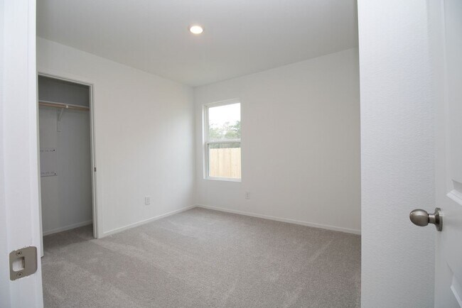 Building Photo - 2092 Cedar Way Dr