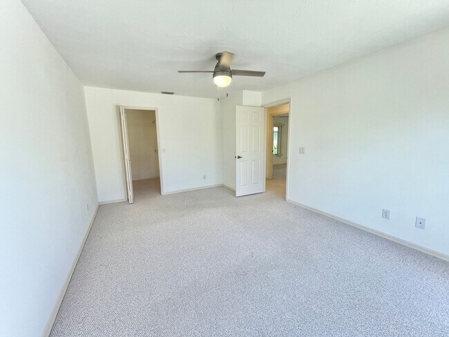Building Photo - Unfurnished 2 BR condo Annual Rental in Ti...