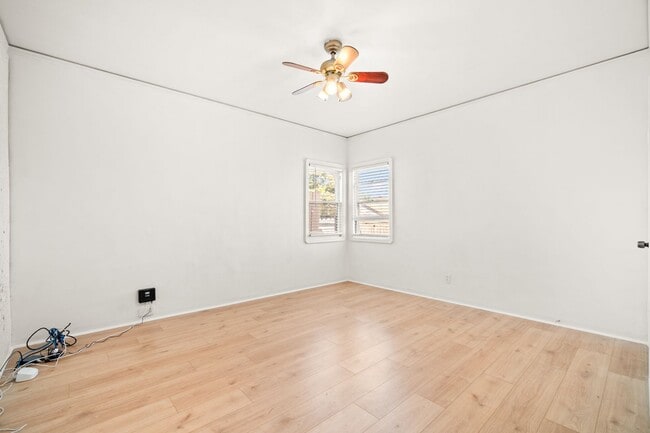 Building Photo - Charming Oakland Oasis with Detached Works...