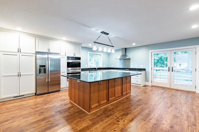 Building Photo - Beautiful 3 Bed Overland Park Ranch Home NEWLY REMODELED