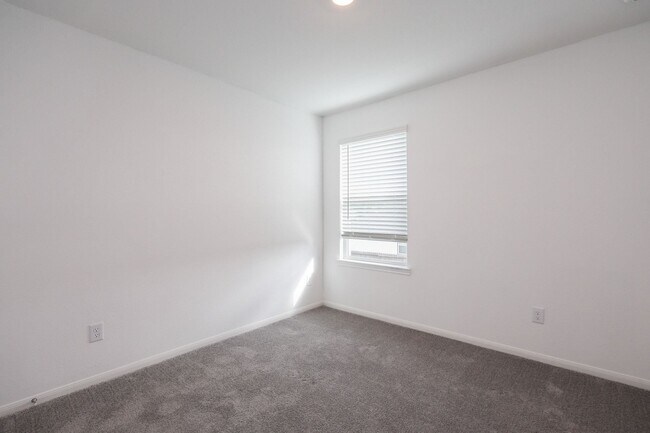 Building Photo - 1704 Greendale Dr