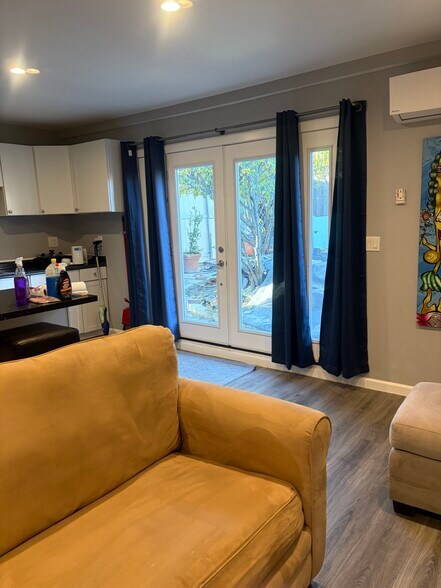 Living room - 433 S Fairview St