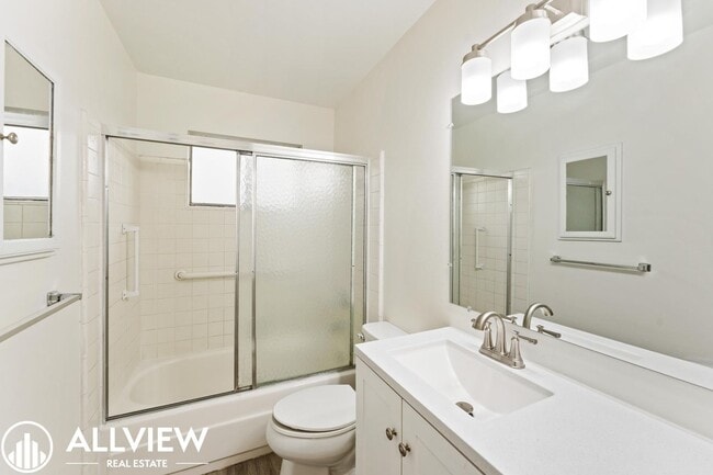 Building Photo - Charming 2-Bedroom Home Steps from Los Rios District