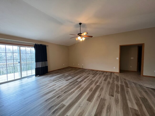 Building Photo - Open Floor plan with plenty of storage space!