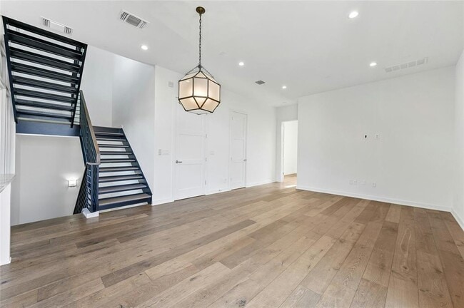 Building Photo - 2518 Sutherland St