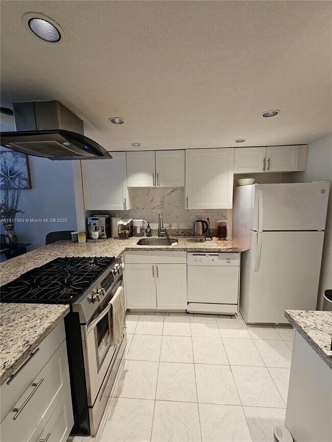 Building Photo - 2030 S Ocean Dr