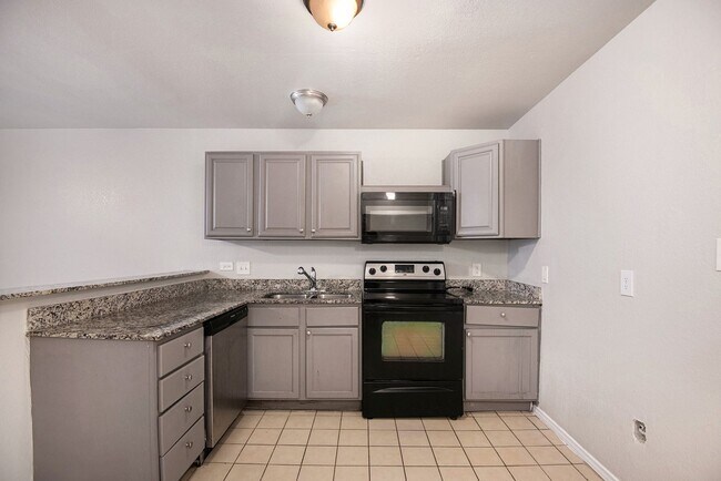 Building Photo - Recently updated 2-story 2-1.5 in Fort Wor...