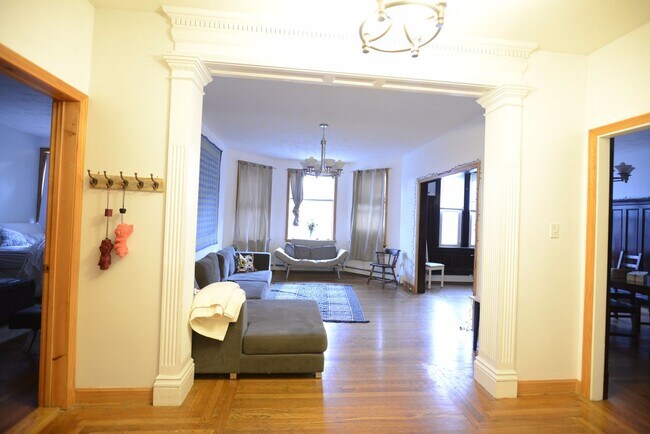 Building Photo - 5 BED/2 BATH NEAR B.U. & PACKARD'S CORNER