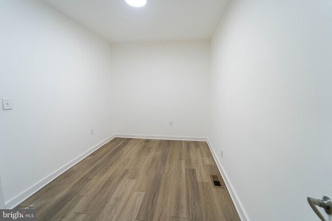 Building Photo - Move In Ready 2 BD 1 BA close to Metro, Sh...