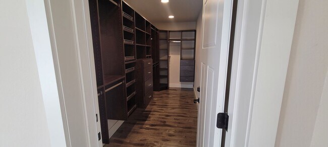 Building Photo - Three Bedroom 2.5 Bath House