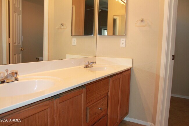 Building Photo - 921 S Val Vista Dr