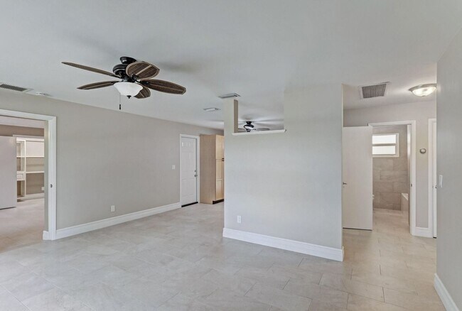 Building Photo - 2545 Venice Dr