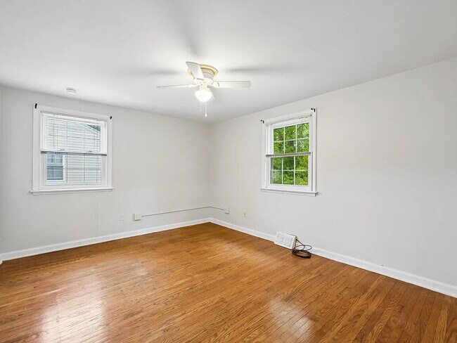 Building Photo - This well-maintained 3-bedroom, 1.5-bath split-level in Twin Oaks Farms is move-in ready