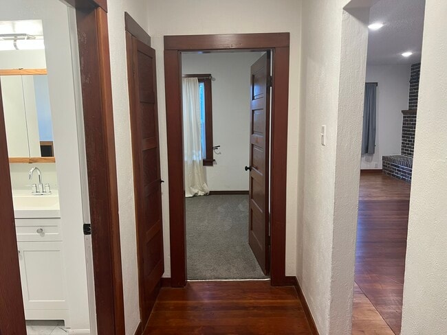 Building Photo - 929 E 57th St