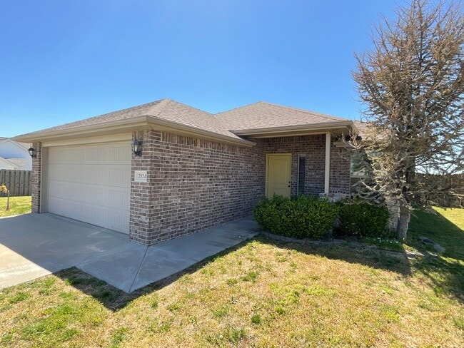 Primary Photo - Beautiful 3BR/2BA Home in Joplin, MO with ...