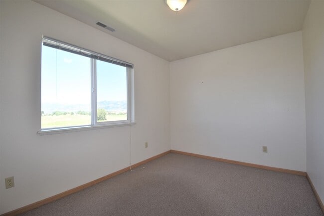 Building Photo - 3Bed 1.5Ba Townhouse with GARAGE! Great Location!