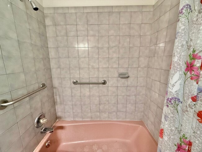 Building Photo - Beautiful 3 Bedroom / 2.5 Bathroom Home in Wailuku Heights!