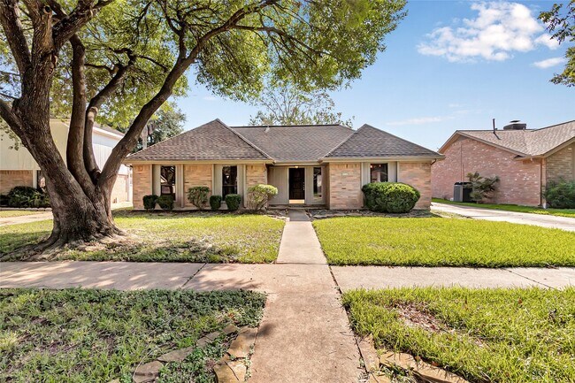 Building Photo - 2710 Green Fields Dr