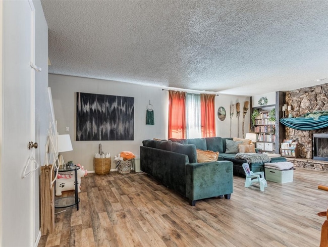 Building Photo - 6916 Woodlake Dr