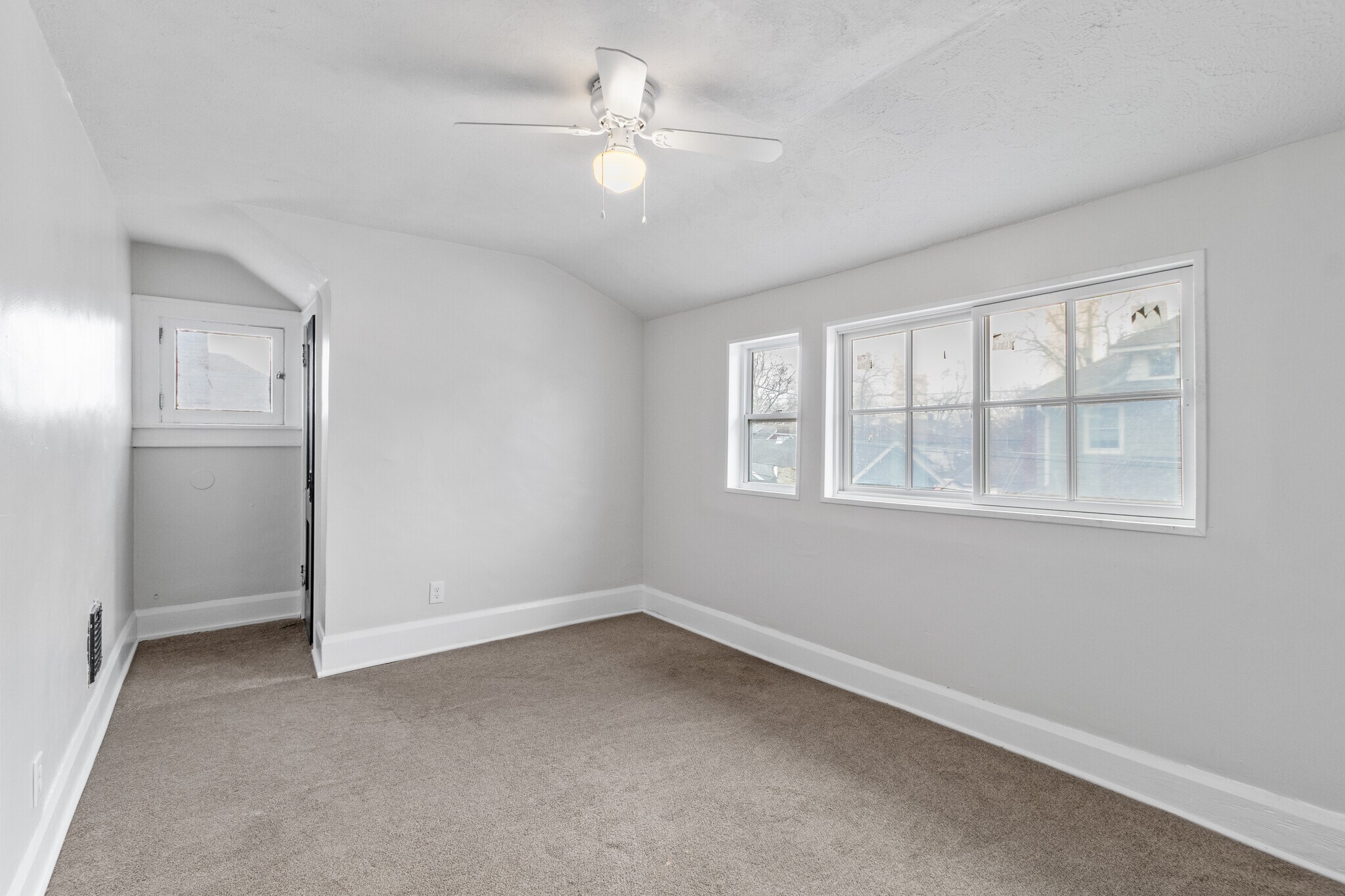 Building Photo - 3312 E 9th St