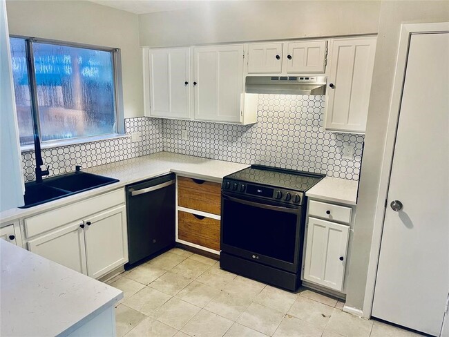 Building Photo - 21006 Bridgeview Cir