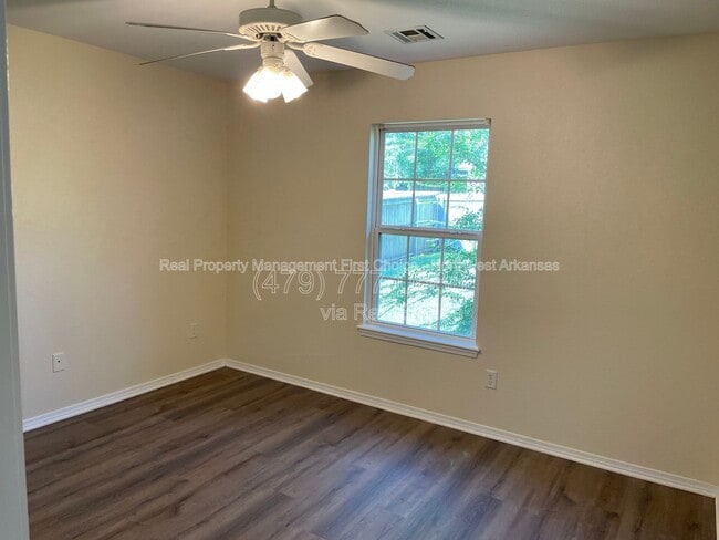 Building Photo - 511 Brookfield Dr